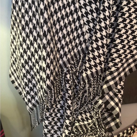 ❤️🩷Black and White Houndstooth Poncho with fringe at bottom!NWT - Picture 3 of 5